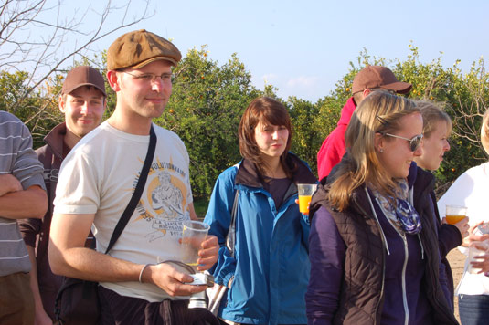 Estudiantes alemanes degustando zumo recién exprimido durante una visita a la finca.